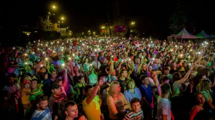 VIDEO Cerere în căsătorie chiar pe scenă, la concertul de Ziua Independenței din Bălți