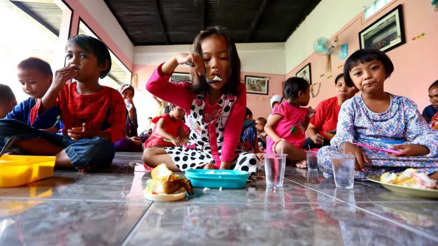 Indonezia: Toxiinfecție de proporții în școli. Mesele gratuite au dus la spitalizări în masă