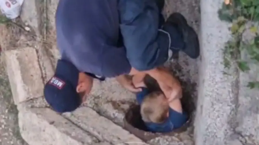 Un copil a fost salvat dintr-o conductă de scurgere, după ce a intrat după o minge. VIDEO de la fața locului
