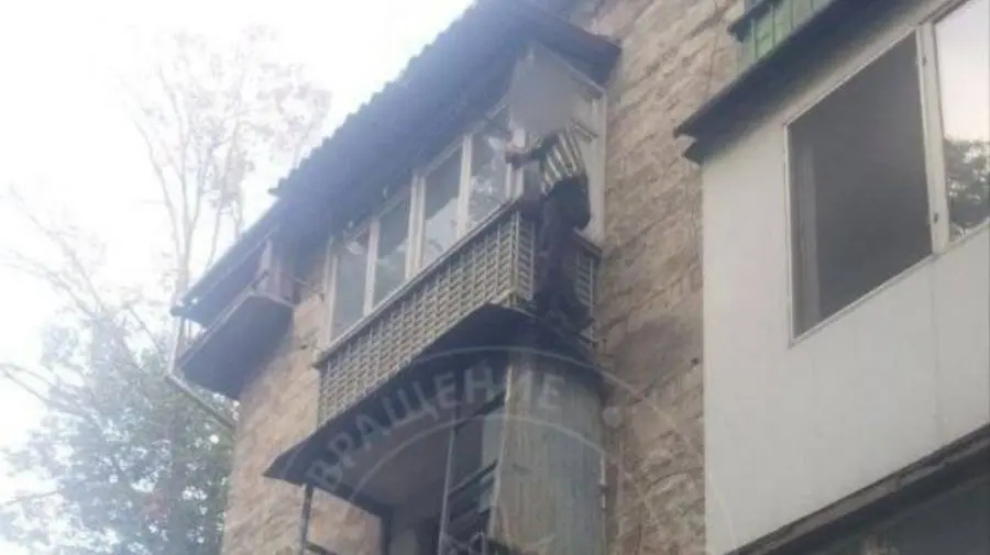 Un bărbat beat, pe marginea unui balcon la etajul 4. Încerca să ajungă la iubită