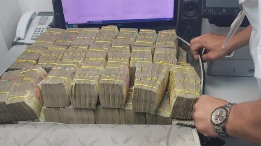 5 ani cu suspendare pentru un bărbat care a încercat să treacă 100.000 de euro nedeclarați