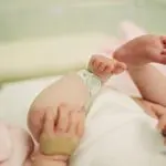 După ce și-a pierdut fiul, o femeie a devenit mamă cu ajutorul unui embrion congelat acum 22 de ani
