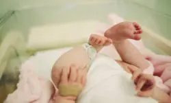 După ce și-a pierdut fiul, o femeie a devenit mamă cu ajutorul unui embrion congelat acum 22 de ani