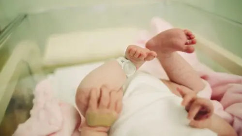 După ce și-a pierdut fiul, o femeie a devenit mamă cu ajutorul unui embrion congelat acum 22 de ani