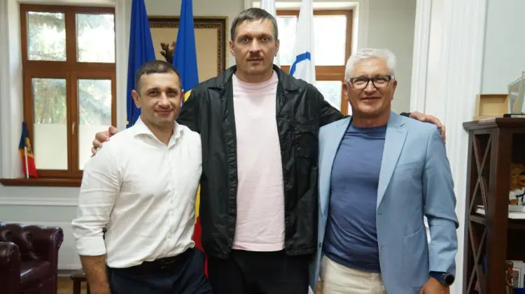 Una dintre cele mai mari legende ale boxului mondial, Oleksándr Úsîk, în vizită la Chișinău