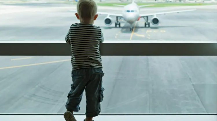 Un cuplu și-a abandonat fiul de 10 ani în aeroport, pentru că avea pașaportul expirat