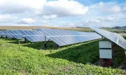 Energia regenerabilă s-ar putea ieftini: ANRE propune tarife fixe mai mici cu până la 13%