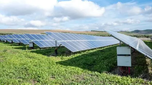 Energia regenerabilă s-ar putea ieftini: ANRE propune tarife fixe mai mici cu până la 13%