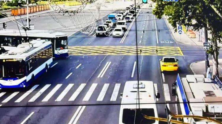 Marcaje noi la intersecțiile aglomerate din Chișinău pentru un trafic mai fluid