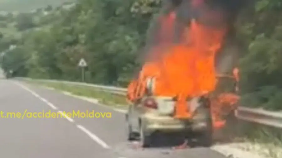 Automobil cuprins de flăcări în satul Romanovca, raionul Ungheni