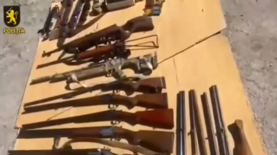 Percheziții în satul Iurceni și Nisporeni. Polițiștii au confiscat arme și muniții neautorizate