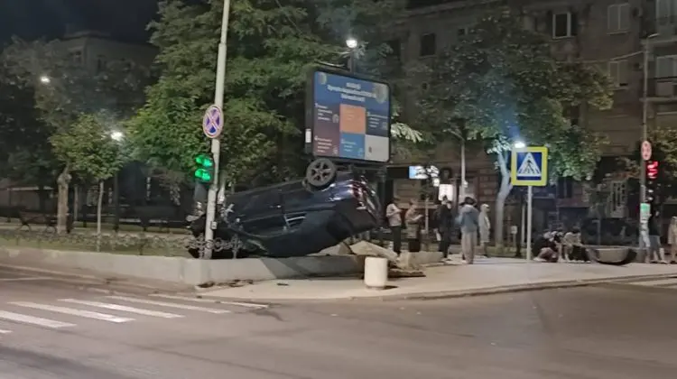 VIDEO Range Rover condus de o tânără de 18 ani, răsturnat pe bd. Grigore Vieru din Chișinău