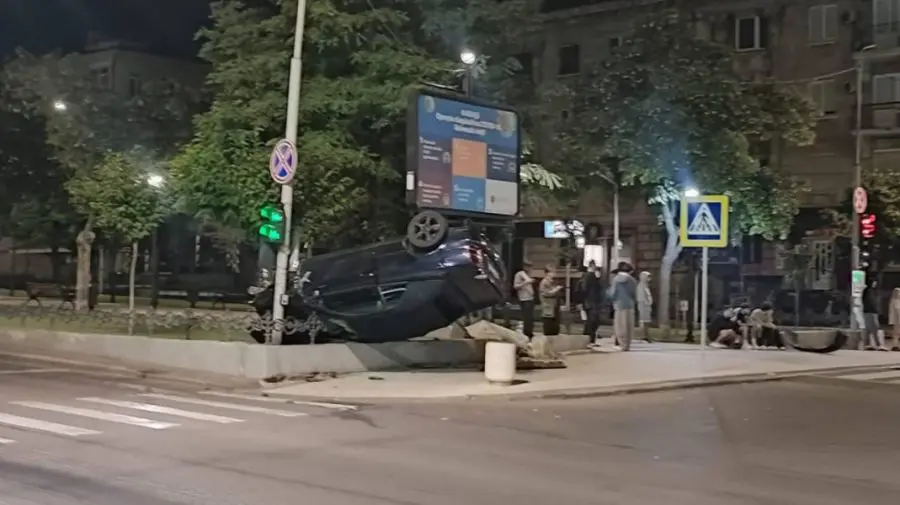 VIDEO Range Rover condus de o tânără de 18 ani, răsturnat pe bd. Grigore Vieru din Chișinău