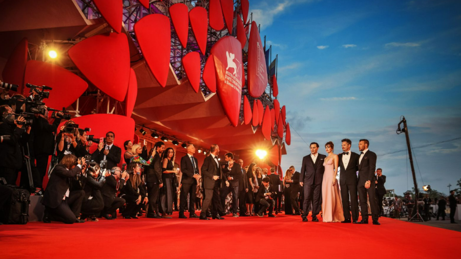 A început Festivalul Internațional de Film de la Veneția, cu nume sonore pe covorul roșu