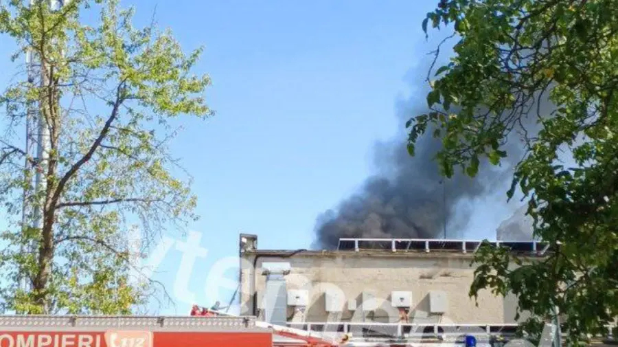 VIDEO Fum negru și dens pe o stradă din Chișinău. Acoperișul unei spălătorii de haine, cuprins de flăcări