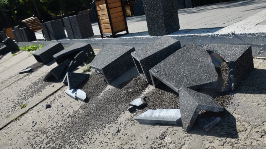 Un tânăr riscă să stea 3 ani în pușcărie, după ce a distrus 18 ghivece din beton pentru flori într-un parc