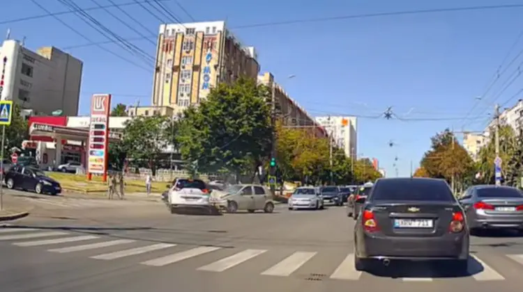 VIDEO Nu au putut împărți drumul? O persoană, rănită într-o coliziune violentă între două mașini