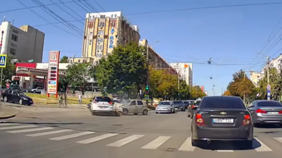VIDEO Nu au putut împărți drumul? O persoană, rănită într-o coliziune violentă între două mașini