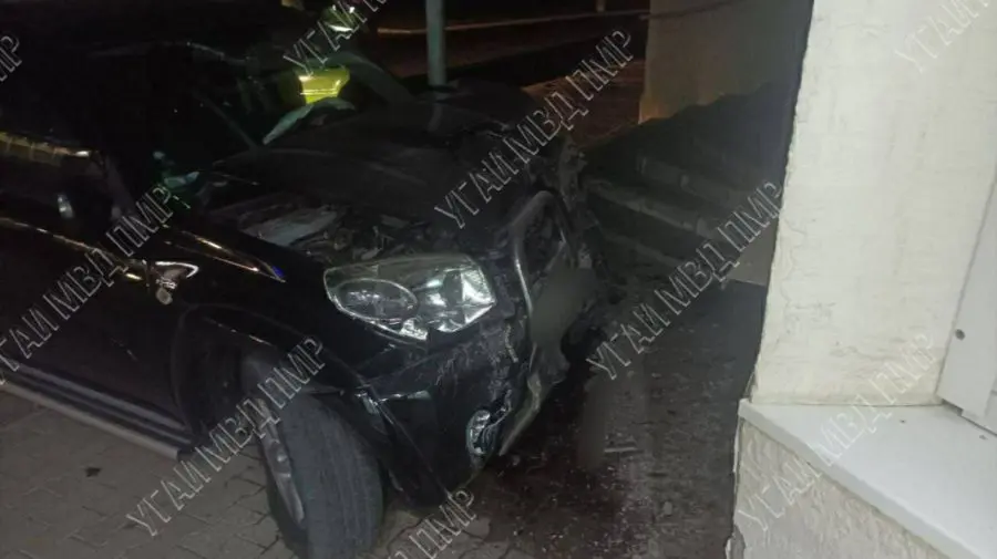 FOTO Accident violent în Bender. Un tânăr grăbit și beat a ajuns cu mașina într-o farmacie