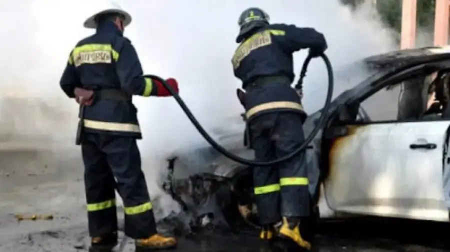 VIDEO Flăcări puternice pe o stradă din Chișinău: O mașină a fost distrusă de incendiu