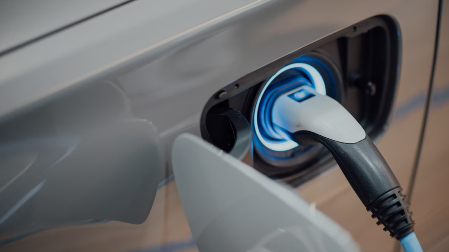 Moldovenii folosesc tot mai multe mașini electrice și hybdrid. Vânzările au crescut cu aproape 300%
