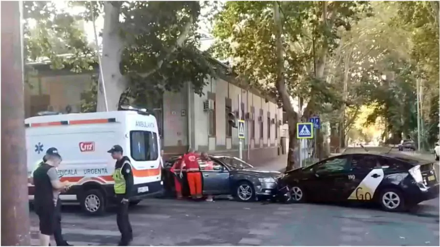 VIDEO Două mașini s-au tamponat grav la o intersecție. Un șofer și pasagera sa au ajuns la spital