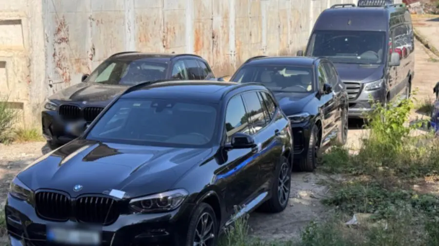 VIDEO Dosarul automobilelor de 3.000.000 lei aduse în Moldova prin contrabandă: Trei persoane, încătușate