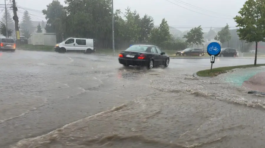 FOTO, VIDEO Cod roșu de furtuni în România. Grindina a blocat șoferii, iar mai multe străzi au fost inundate