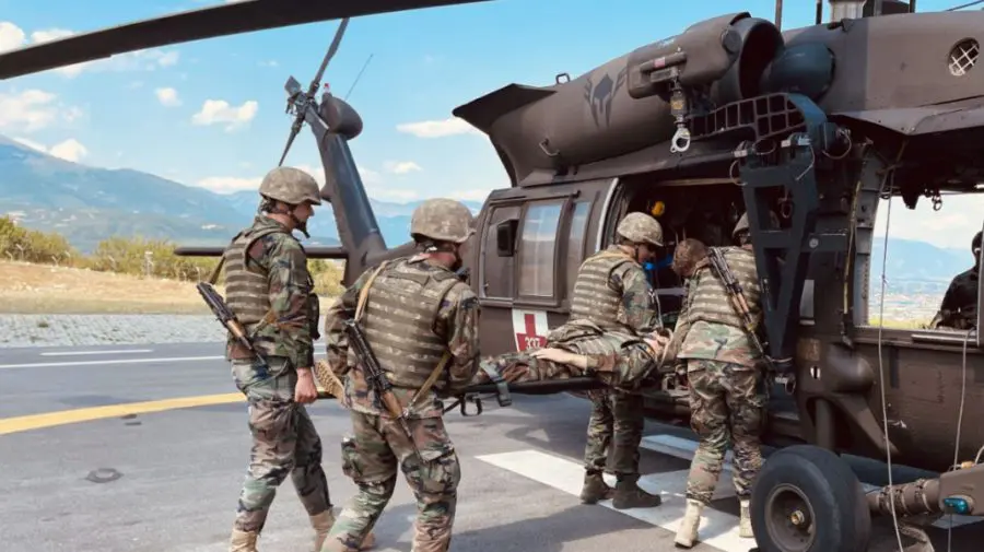 Militarii moldoveni din Kosovo, în acțiune: desfășoară antrenamente de evacuare cu elicoptere