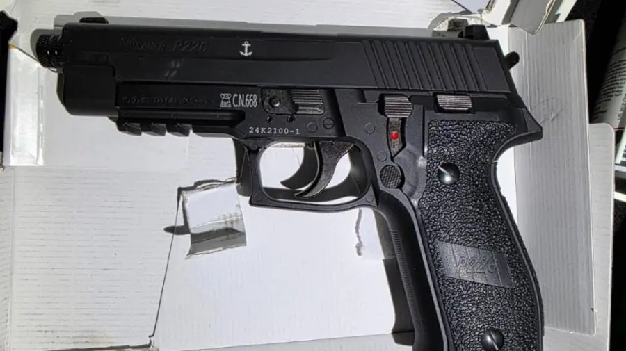 FOTO Descoperire periculoasă: Pistol pneumatic și sute de proiectile, găsite ascunse într-o mașină