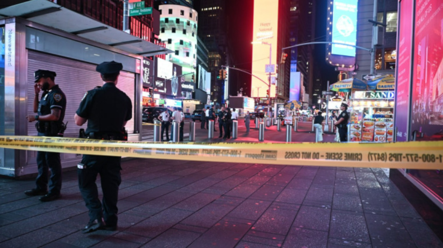Un băiat de 17 ani a deschis focul în Time Square. Trei persoane au fost rănite