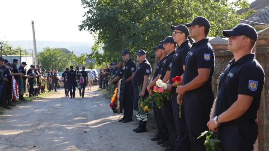 FOTO Lacrimi și durere la Telenești. Cei doi pompieri decedați în tragicul accident, conduși pe ultimul drum