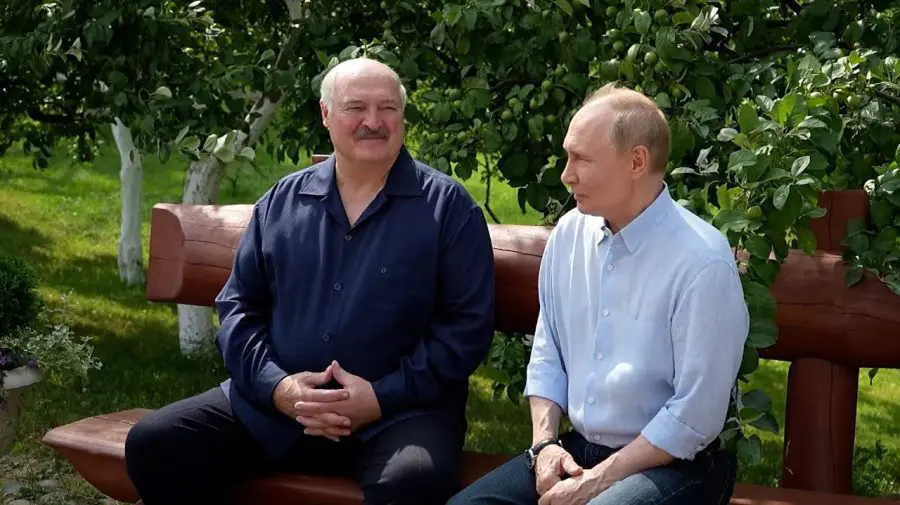 Conferință Putin-Lukașenko, pe bancă. Liderul de la Minsk: „Rușii vor roade Ucraina”. Președintele rus: „E al nostru”