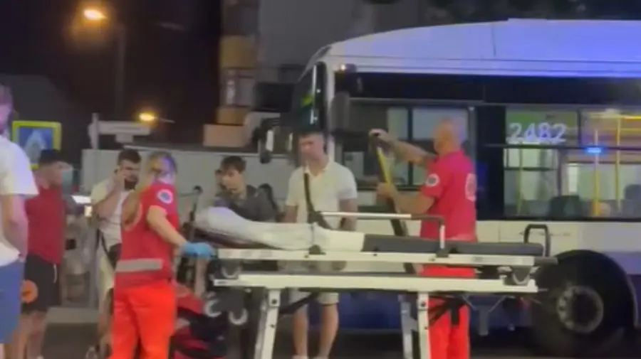 VIDEO Accident pe o trecere de pietoni din Chișinău. O minoră a fost lovită de o bicicletă