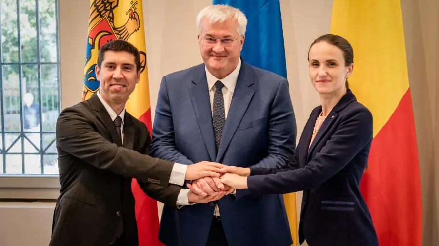 Trilaterală la Cernăuți: România vrea integrarea energetică a Moldovei și Ucrainei în infrastructura UE până în 2027