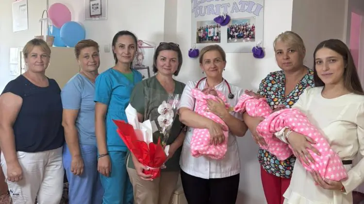 Zi cu emoții! Tânăra mămică, care a adus pe lume tripleți, a fost externată alături de cele trei minuni ale sale