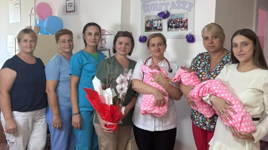 Zi cu emoții! Tânăra mămică, care a adus pe lume tripleți, a fost externată alături de cele trei minuni ale sale