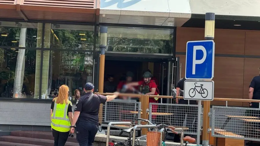 FOTO, VIDEO Atac armat într-un McDonald’s din Ucraina. Un bărbat a deschis focul și s-a baricadat în interior
