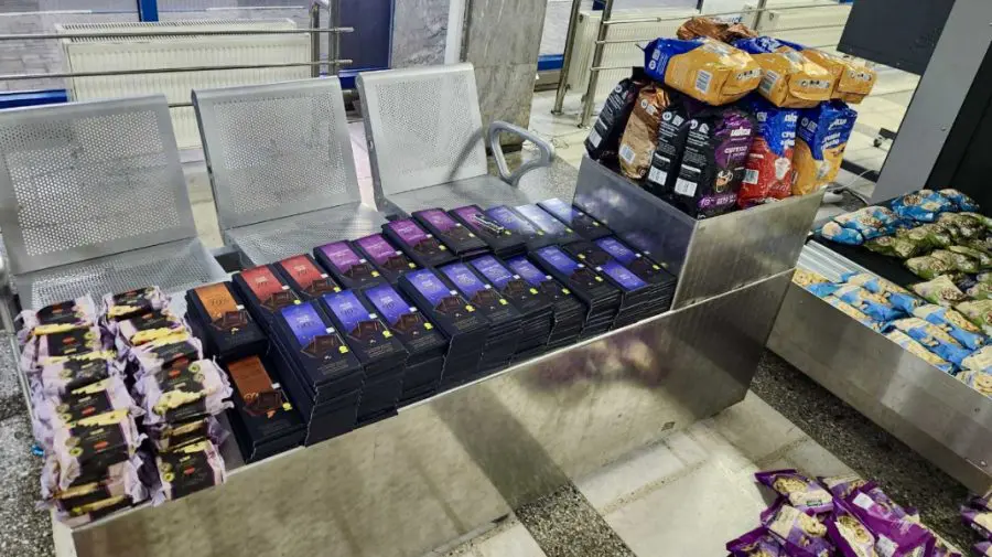 FOTO Doi moldoveni au fost prinși la vamă cu dulciuri și cafea în cantități comerciale. Ce riscă