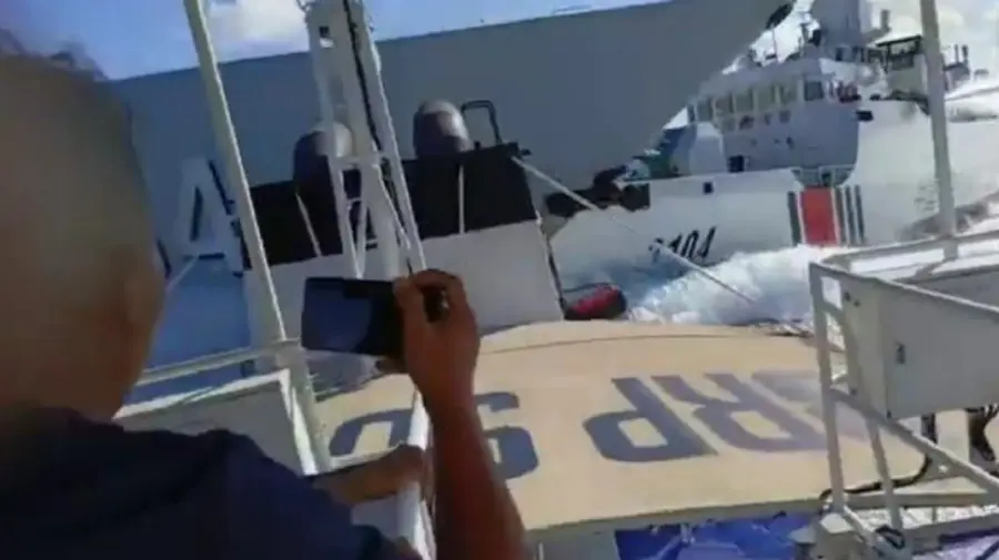 VIDEO Două nave militare ale Chinei s-au ciocnit în timp ce fugăreau un vas de patrulare filipinez
