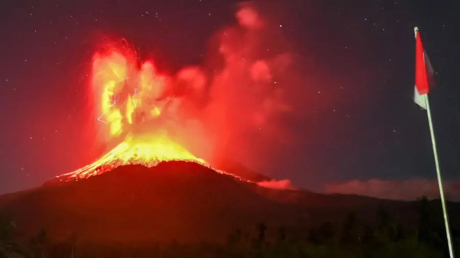VIDEO Vulcanul care a „ucis” 10 oameni în 2024 erupe din nou. Alertă maximă de securitate