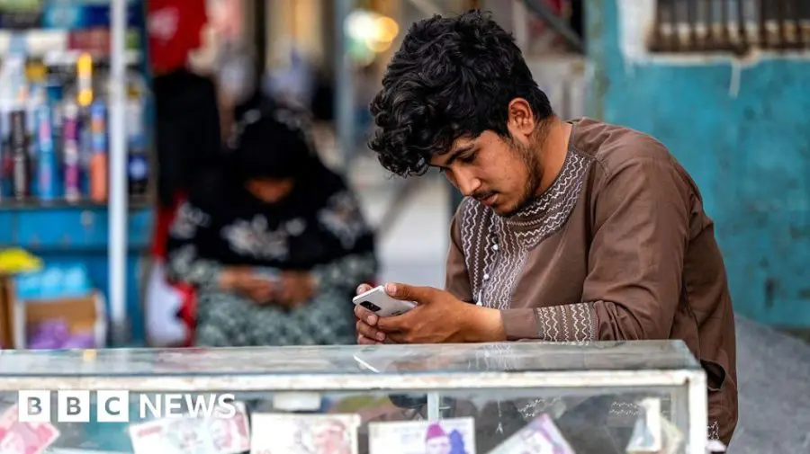 Talibanii au întrerupt complet comunicațiile în Afganistan: țara, fără internet și telefonie mobilă
