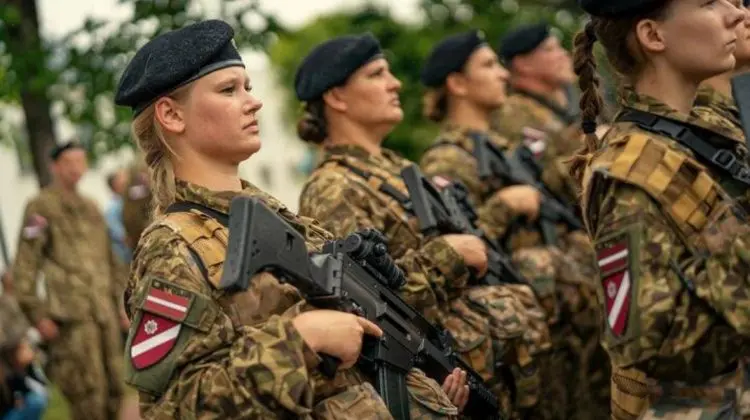 Letonia ia în considerare introducerea serviciului militar obligatoriu pentru femei începând cu 2028