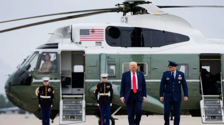 Bărbat din SUA, arestat după ce a îndreptat un laser spre elicopterul președintelui Trump