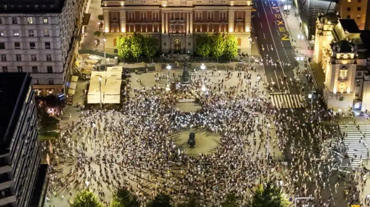 Mii de oameni au cerut alegeri anticipate pe străzile Belgradului