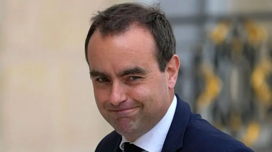 Premierul francez este acuzat de sindicaliști că și-a inventat masterul în drept. Cum se apără oficialul