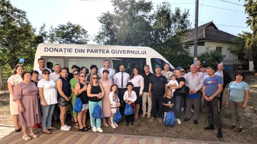 FOTO „Fiecare drum spre grădiniță e un drum spre viitor”. Copiii din Talmaza au un nou microbuz