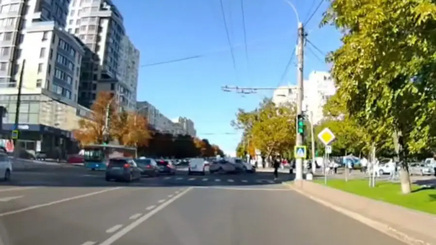 VIDEO Noi imagini cu momentul în care s-a produs accidentul de pe bulevardul Moscova