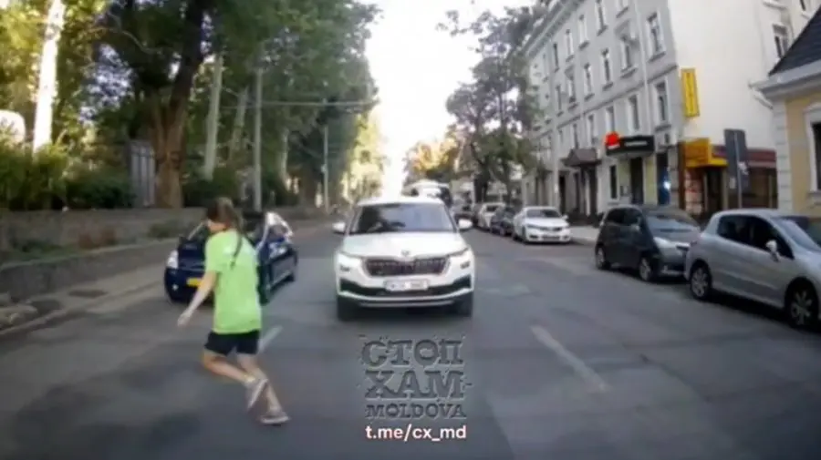 VIDEO O minoră de 13 ani, lovită în plin de un automobil în centrul Chișinăului. A ajuns la spital
