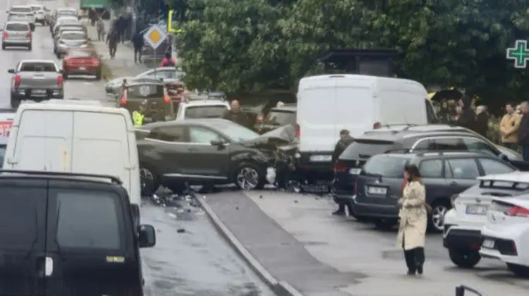 VIDEO Câțiva șoferi s-au ales cu mașinile avariate în urma unui accident grav. Sunt răniți